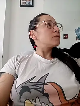 Snapshot of emilypoppy3 chatting on 05/05/26, 12:35 emilypoppy3 online show from 05/05/26, 12:35