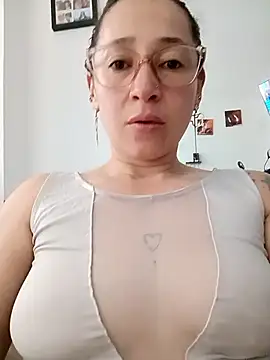 Snapshot of emilypoppy3 chatting on 05/07/26, 12:43 emilypoppy3 online show from 05/07/26, 12:43