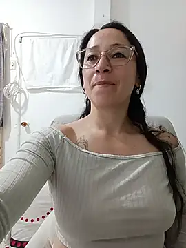 Snapshot of emilypoppy3 chatting on 07/12/26, 12:18 emilypoppy3 online show from 07/12/26, 12:18