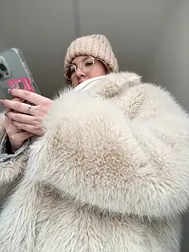 Snapshot of NewLale chatting on 12/23/24, 03:18 NewLale online show from 12/23/24, 03:18