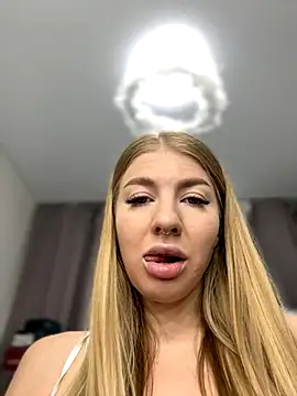 Snapshot of NewLale chatting on 10/31/25, 04:13 NewLale online show from 10/31/25, 04:13