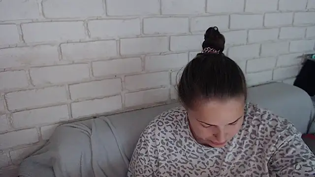 Snapshot of Crazyy_girl_ chatting on 10/21/25, 02:40 Crazyy girl online show from 10/21/25, 02:40