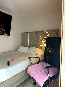 Snapshot of kellya_ chatting on 10/31/25, 11:17 kellya online show from 10/31/25, 11:17