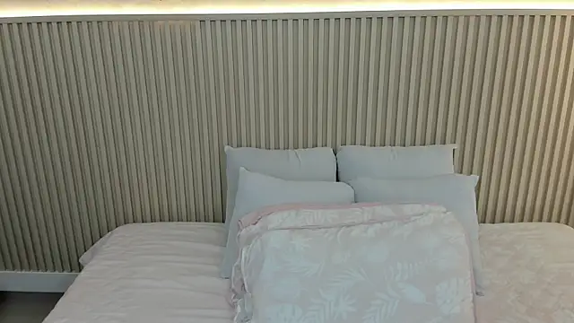 Snapshot of charlottebrowns_ chatting on 05/21/26, 12:12 charlottebrowns online show from 05/21/26, 12:12