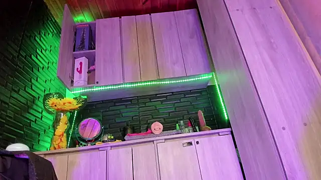 LaureenHills online show from 12/15/25, 09:52