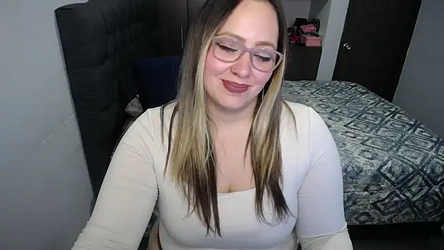 Snapshot of Valentina_St chatting on 03/23/25, 02:04 Valentina St online show from 03/23/25, 02:04
