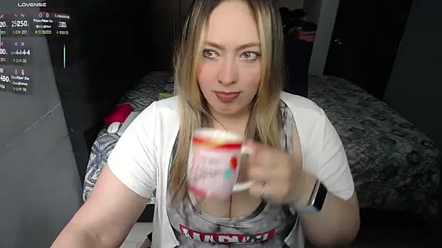 Snapshot of Valentina_St chatting on 11/14/25, 08:51 Valentina St online show from 11/14/25, 08:51