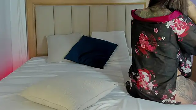 Snapshot of yandracelisofficial chatting on 02/13/26, 10:28 yandracelisofficial online show from 02/13/26, 10:28