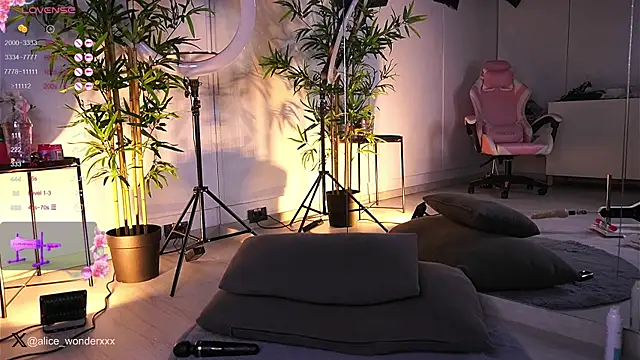 Snapshot of VanessaSimon chatting on 01/25/25, 11:44 VanessaSimon online show from 01/25/25, 11:44