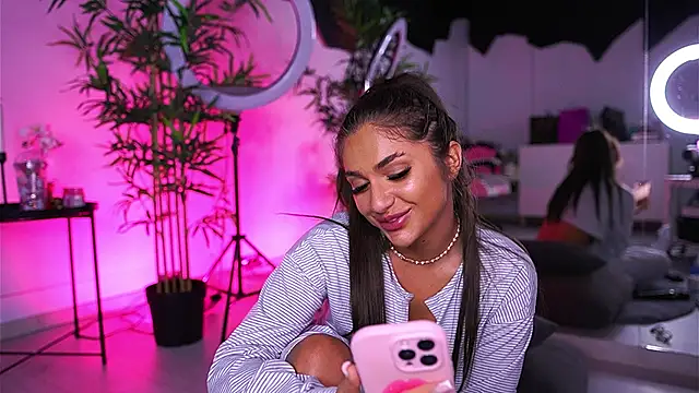 Snapshot of VanessaSimon chatting on 01/28/25, 12:22 VanessaSimon online show from 01/28/25, 12:22