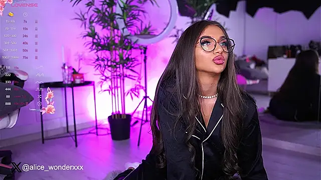 Snapshot of VanessaSimon chatting on 02/02/25, 06:48 VanessaSimon online show from 02/02/25, 06:48