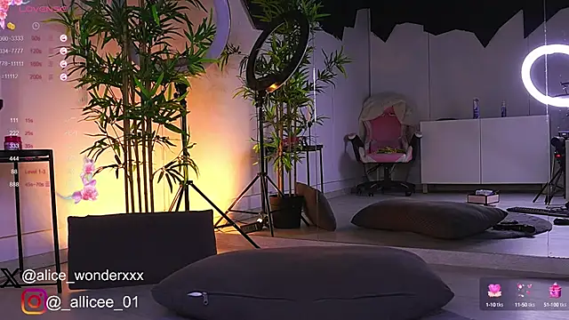 Snapshot of VanessaSimon chatting on 03/01/25, 09:51 VanessaSimon online show from 03/01/25, 09:51