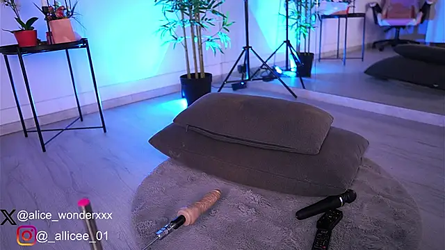 Snapshot of VanessaSimon chatting on 03/08/25, 10:11 VanessaSimon online show from 03/08/25, 10:11