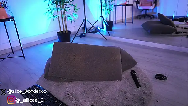 Snapshot of VanessaSimon chatting on 03/08/25, 01:14 VanessaSimon online show from 03/08/25, 01:14