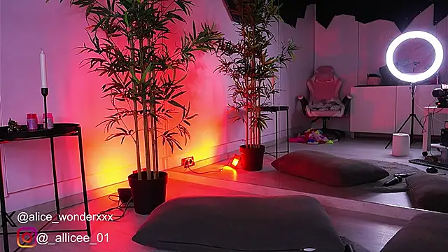 Snapshot of VanessaSimon chatting on 03/13/25, 12:46 VanessaSimon online show from 03/13/25, 12:46