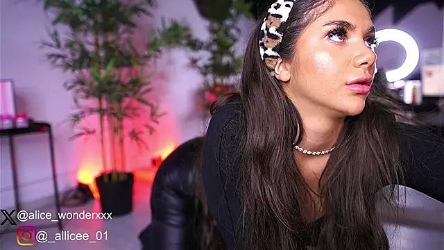 Snapshot of VanessaSimon chatting on 03/17/25, 06:07 VanessaSimon online show from 03/17/25, 06:07
