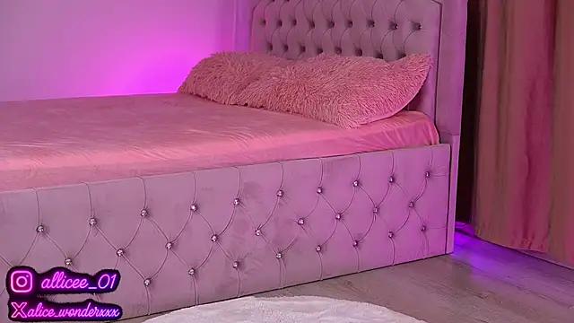 Snapshot of VanessaSimon chatting on 09/17/25, 06:04 VanessaSimon online show from 09/17/25, 06:04