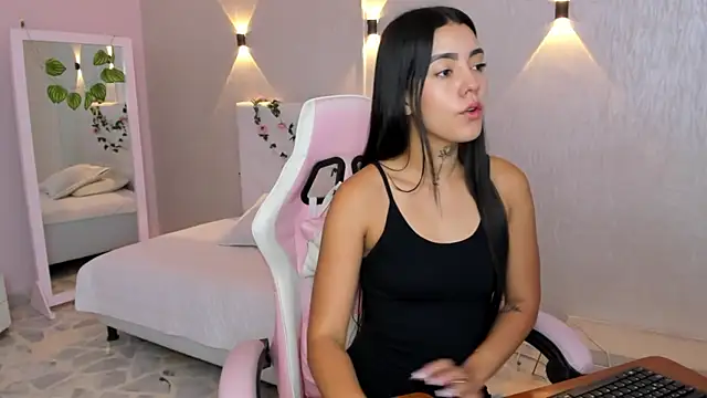 Snapshot of miagomezweb1 chatting on 02/27/25, 01:17 miagomezweb1 online show from 02/27/25, 01:17