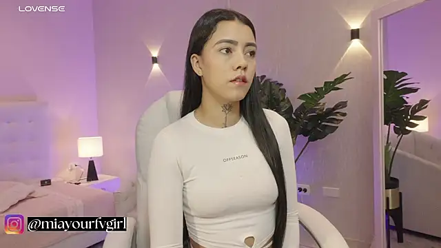 Snapshot of miagomezweb1 chatting on 09/11/25, 01:00 miagomezweb1 online show from 09/11/25, 01:00