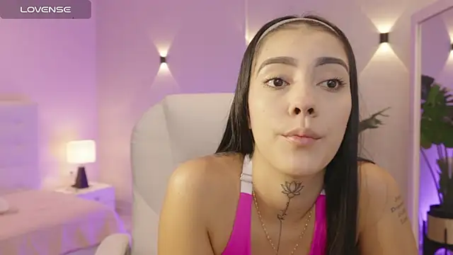 Snapshot of miagomezweb1 chatting on 10/15/25, 01:33 miagomezweb1 online show from 10/15/25, 01:33