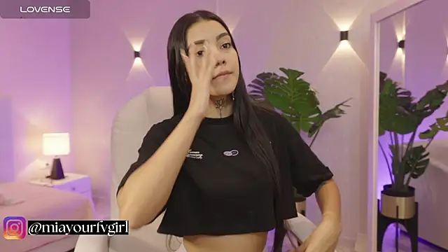 Snapshot of miagomezweb1 chatting on 10/17/25, 01:03 miagomezweb1 online show from 10/17/25, 01:03