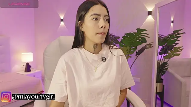 Snapshot of miagomezweb1 chatting on 10/20/25, 12:27 miagomezweb1 online show from 10/20/25, 12:27