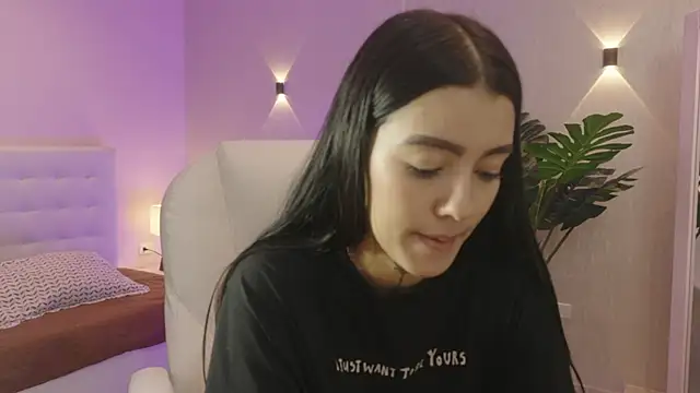 Snapshot of miagomezweb1 chatting on 11/05/25, 12:49 miagomezweb1 online show from 11/05/25, 12:49