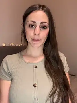 Snapshot of Loella-Rose chatting on 01/01/25, 10:24 Loella-Rose online show from 01/01/25, 10:24