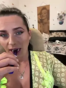 Hotmomcheckk  online show from 03/17/25, 08:07