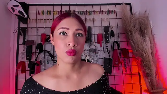 Snapshot of charrlotte_quinn chatting on 11/11/25, 03:01 charrlotte quinn online show from 11/11/25, 03:01