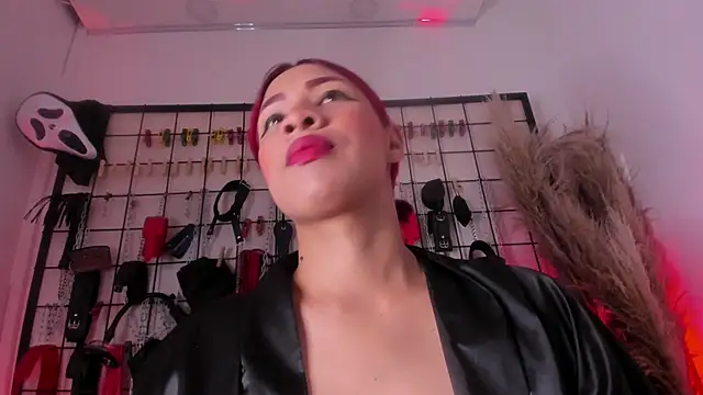 Snapshot of charrlotte_quinn chatting on 11/12/25, 02:50 charrlotte quinn online show from 11/12/25, 02:50