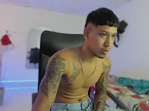 Snapshot of slim_master12 chatting on 12/13/25, 11:10 slim master12 online show from 12/13/25, 11:10