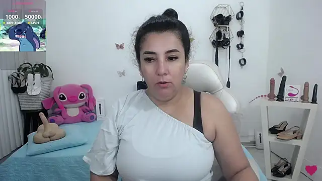 Snapshot of mom_hot__ chatting on 06/19/26, 12:53 mom hot online show from 06/19/26, 12:53
