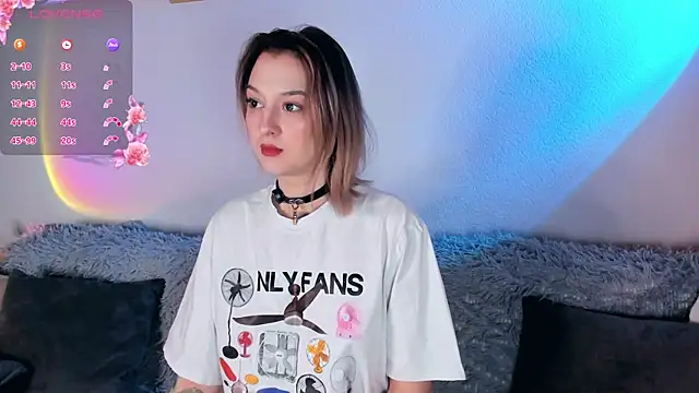 Snapshot of CrystalRey chatting on 10/09/25, 06:44 CrystalRey online show from 10/09/25, 06:44