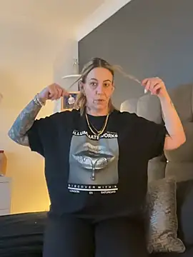 Snapshot of blondebitch2 chatting on 01/14/25, 02:32 blondebitch2 online show from 01/14/25, 02:32