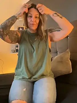 Snapshot of blondebitch2 chatting on 01/21/25, 01:32 blondebitch2 online show from 01/21/25, 01:32