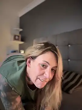 Snapshot of blondebitch2 chatting on 01/27/25, 02:35 blondebitch2 online show from 01/27/25, 02:35