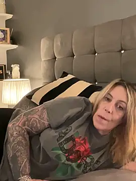 Snapshot of blondebitch2 chatting on 02/02/25, 06:42 blondebitch2 online show from 02/02/25, 06:42