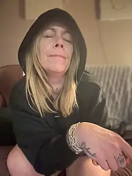 Snapshot of blondebitch2 chatting on 02/06/25, 03:59 blondebitch2 online show from 02/06/25, 03:59