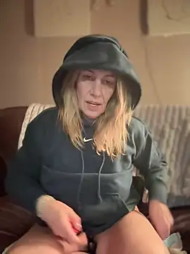 Snapshot of blondebitch2 chatting on 02/08/25, 01:00 blondebitch2 online show from 02/08/25, 01:00