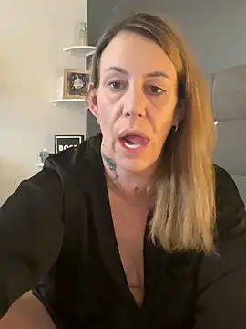 Snapshot of blondebitch2 chatting on 02/10/25, 01:11 blondebitch2 online show from 02/10/25, 01:11