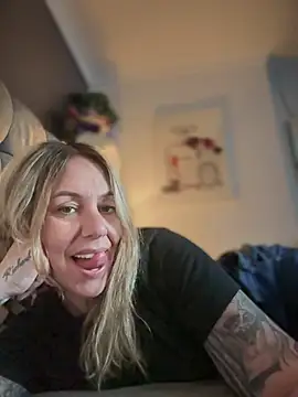 Snapshot of blondebitch2 chatting on 03/03/25, 05:18 blondebitch2 online show from 03/03/25, 05:18