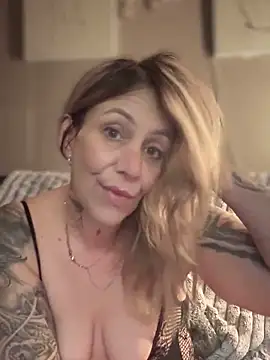 Snapshot of blondebitch2 chatting on 03/08/25, 12:22 blondebitch2 online show from 03/08/25, 12:22