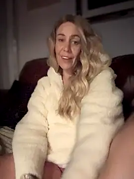 Snapshot of blondebitch2 chatting on 09/29/25, 10:36 blondebitch2 online show from 09/29/25, 10:36