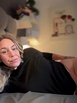 Snapshot of blondebitch2 chatting on 11/11/25, 10:04 blondebitch2 online show from 11/11/25, 10:04