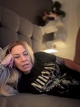 Snapshot of blondebitch2 chatting on 11/14/25, 09:41 blondebitch2 online show from 11/14/25, 09:41