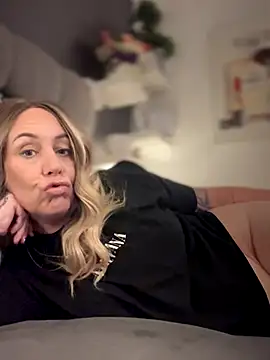 Snapshot of blondebitch2 chatting on 11/15/25, 03:19 blondebitch2 online show from 11/15/25, 03:19