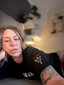 Snapshot of blondebitch2 chatting on 11/16/25, 11:16 blondebitch2 online show from 11/16/25, 11:16