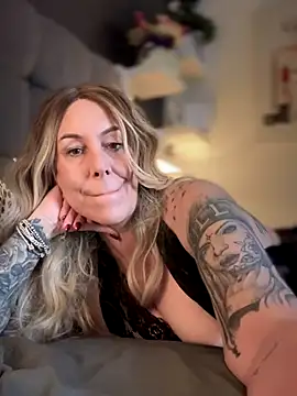 Snapshot of blondebitch2 chatting on 11/18/25, 10:31 blondebitch2 online show from 11/18/25, 10:31