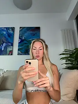 LuisaBecker online show from 10/26/25, 03:18